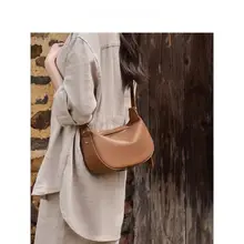 大容量の斜め掛けバッグ【餃子型・本革・ショルダー】