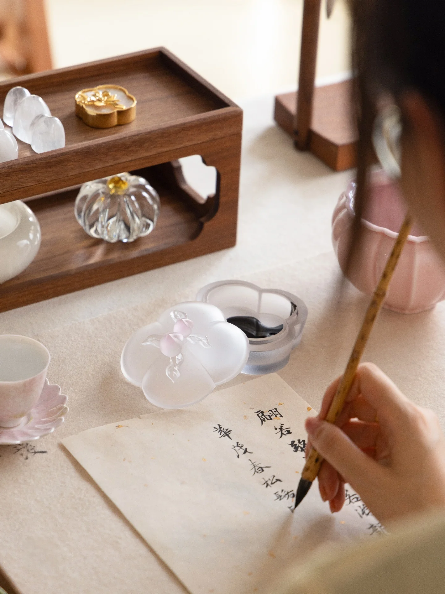 桃の花デザインの琉璃製墨箱：昔の筆箱の代表的デザインと実用性を解説