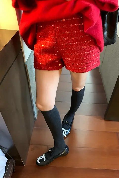 デザイン性のある魅力的な毛仕立てのショートパンツ【赤・スパンコール・秋冬用・女性用】（セットアップ対応）