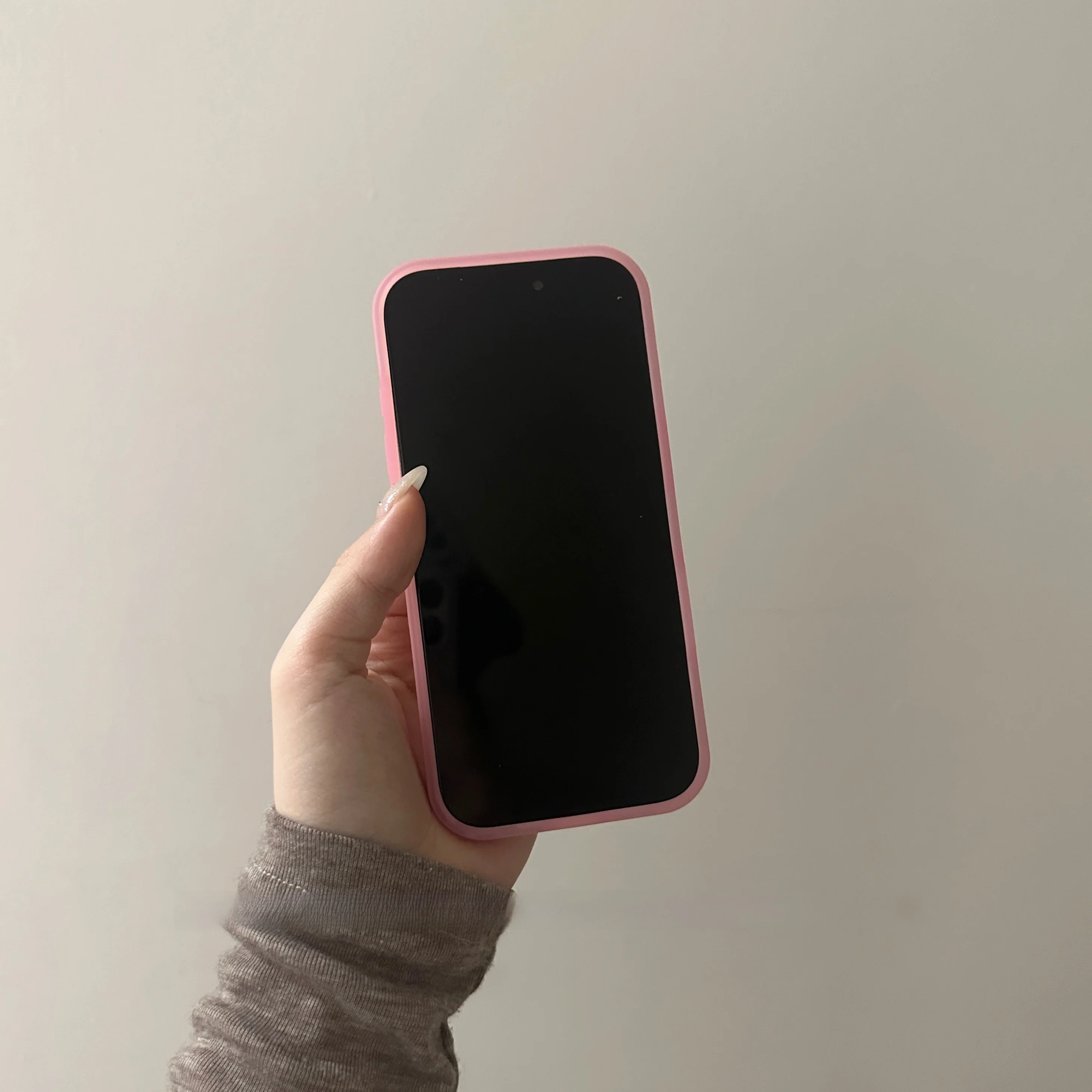 ピーチピンク液体シリコン製iPhoneケース：カード入れ付きで通勤シーンに最適な保護機能を実現