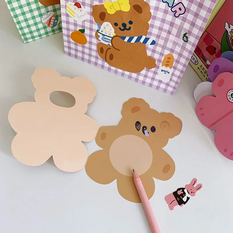 可愛いクマの立体誕生日カード：ハンドメイド注意書きカードの実用性とデザイン特性