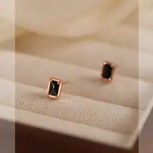 エレガントなデザインのブラックロングピアス【スタイリッシュ・高級感あり】