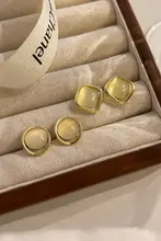 猫目石風ピアス【個性的でおしゃれ・耳たぶに優しい・美しいデザイン】