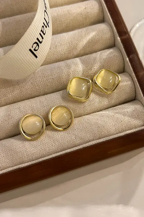 猫目石風ピアス【個性的でおしゃれ・耳たぶに優しい・美しいデザイン】