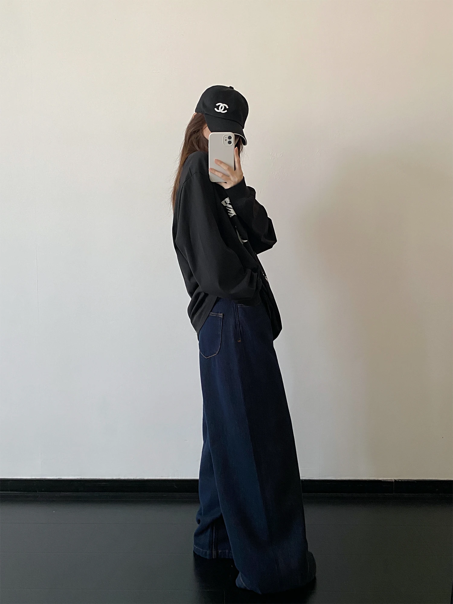 デニムワイドテイプドパンツの特徴：ヴィンテージ風ストレートデニムパンツのフィット感と実用性