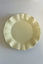 エレガントな浮彫りデザインのクリーム色プレート【高級食器・美しい外観】