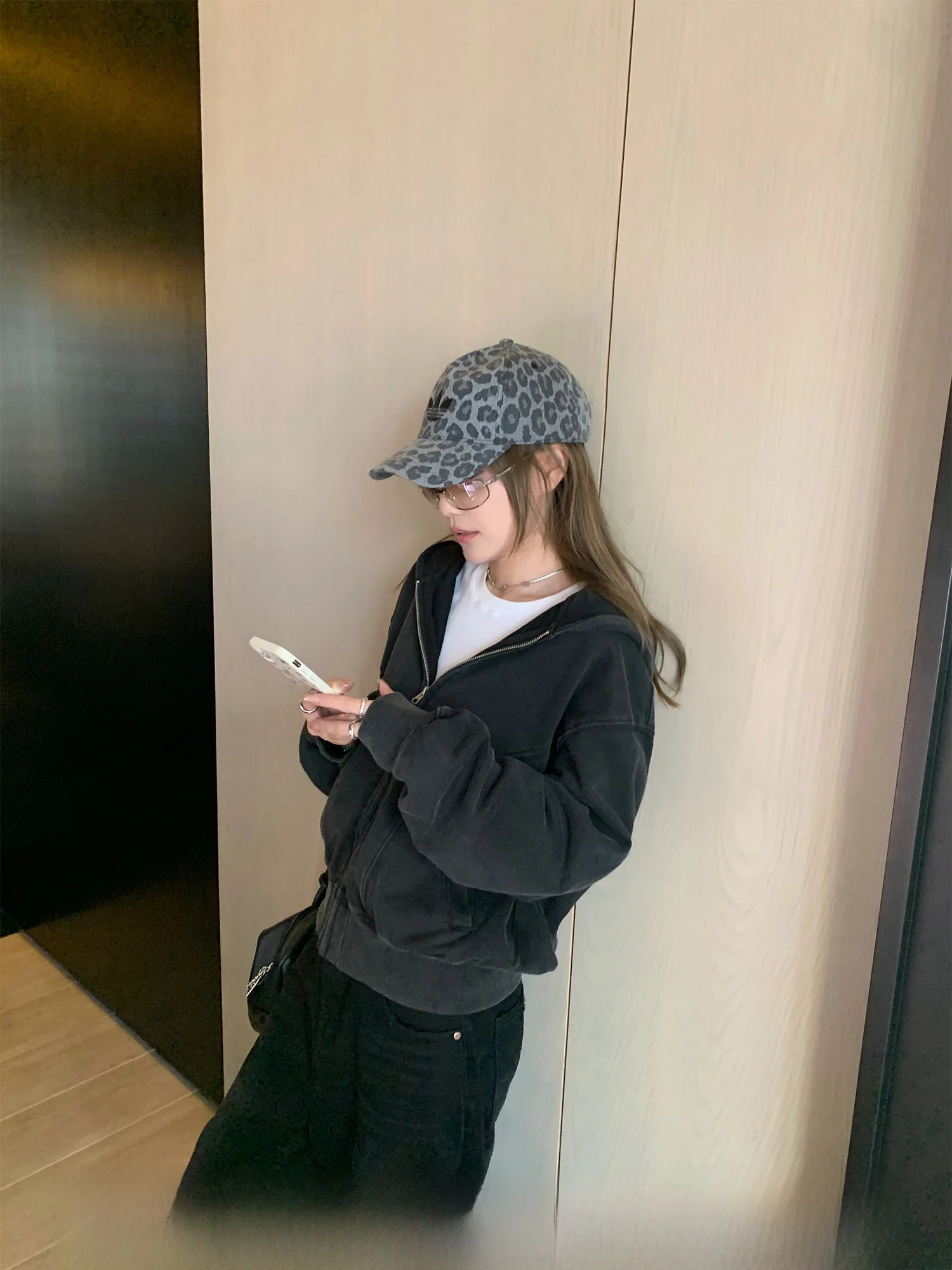 フード付きパーカーをどう選ぶ？春の通勤スタイルに最適な「片面感のあるジップアップ」がここに！
