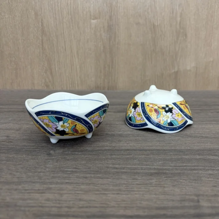 和風レトロ陶器高足小皿：京都と東京の伝統市場で見られる代表的な小物の一つ