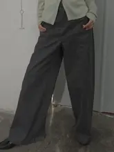 アシンメトリー装飾のフロントデザインが特徴のゆったりシルエットストレートパンツ
