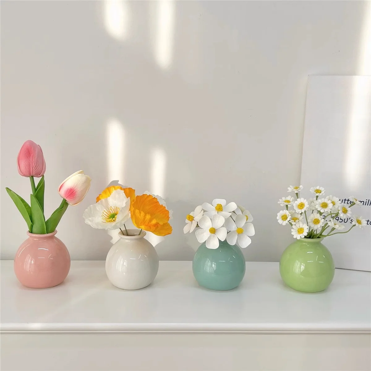 韓国インテリアを再現｜カフェ風部屋の作り方　ミニ陶器花瓶の選び方と配置術