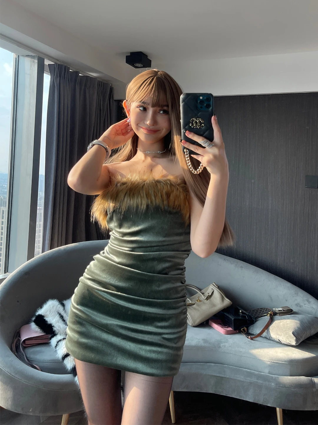 オフショルダーセクシーミニワンピース【ファーアクセント・タイトフィット】とは？