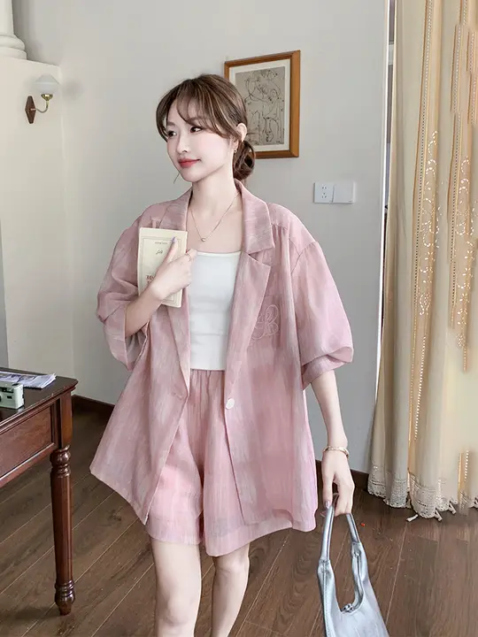 刺繍入りピンクの薄手ショートスリーブブレザーとパンツ【夏用・小柄向け】（セットアップ対応）