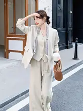 高級感のある米白色のスーツ【通勤スタイル・ベスト・ワイドパンツ・春向け】（セットアップ対応）