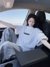 刺繍デザインのオーバーサイズTシャツ【ユニセックス・カジュアル・レトロスタイル】