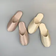 サテン素材のオープントゥスリッパ【高級感・防滑・カジュアル】