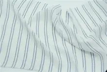 薄手の落ち感と微光沢のある天青色ストライプリネン混布地