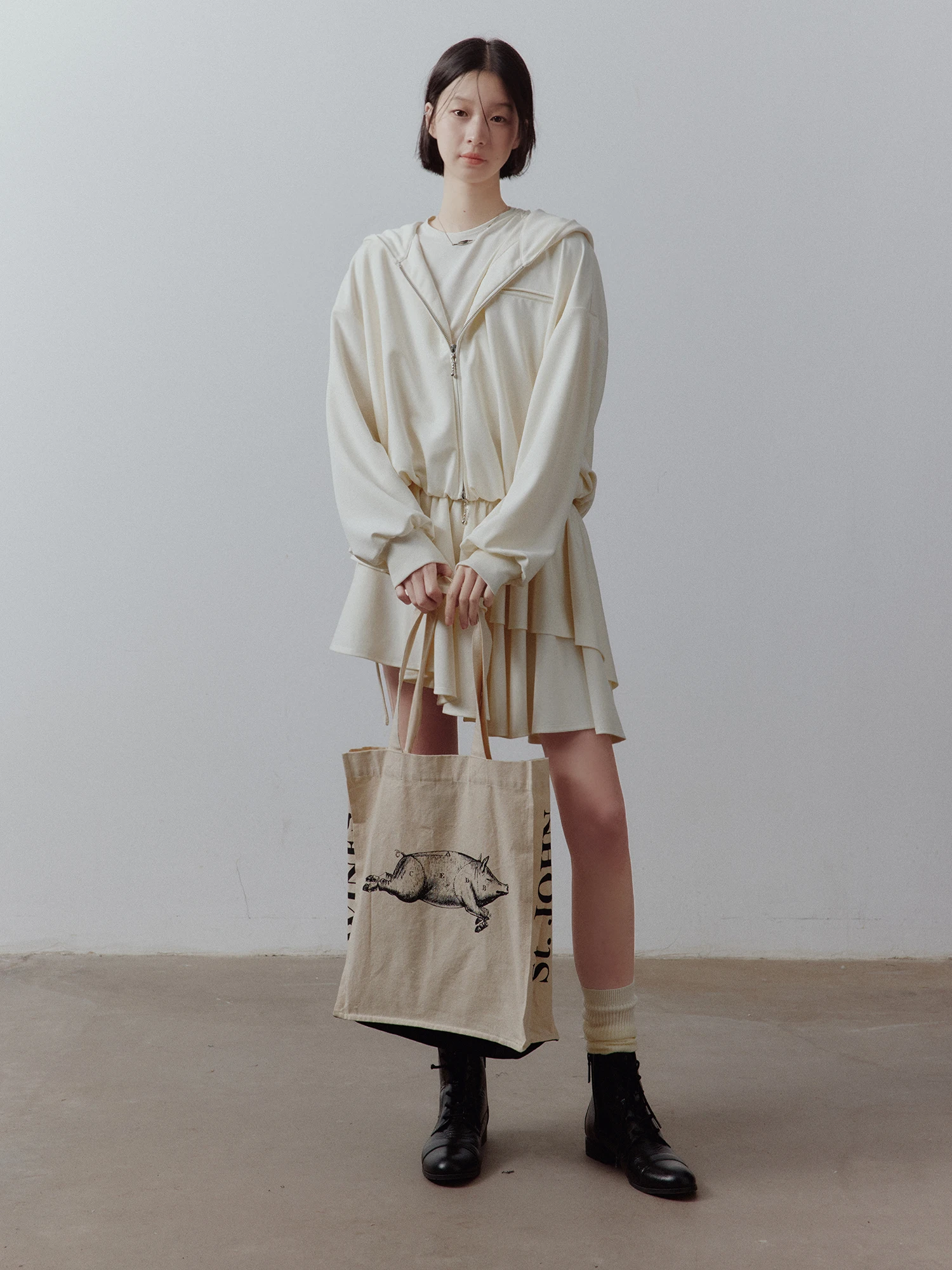 ふわふわの柔らかさが心地よい！雲のようなホワイトパーカーの特徴と実用性