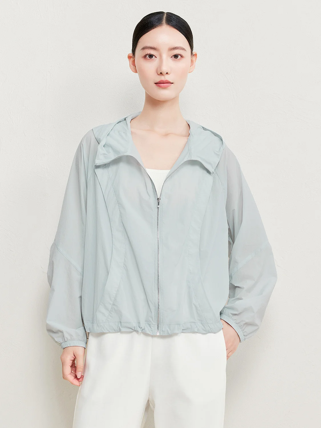 50代の紫外線対策に欠かせないアイテムは、本当に防寒服なのか？