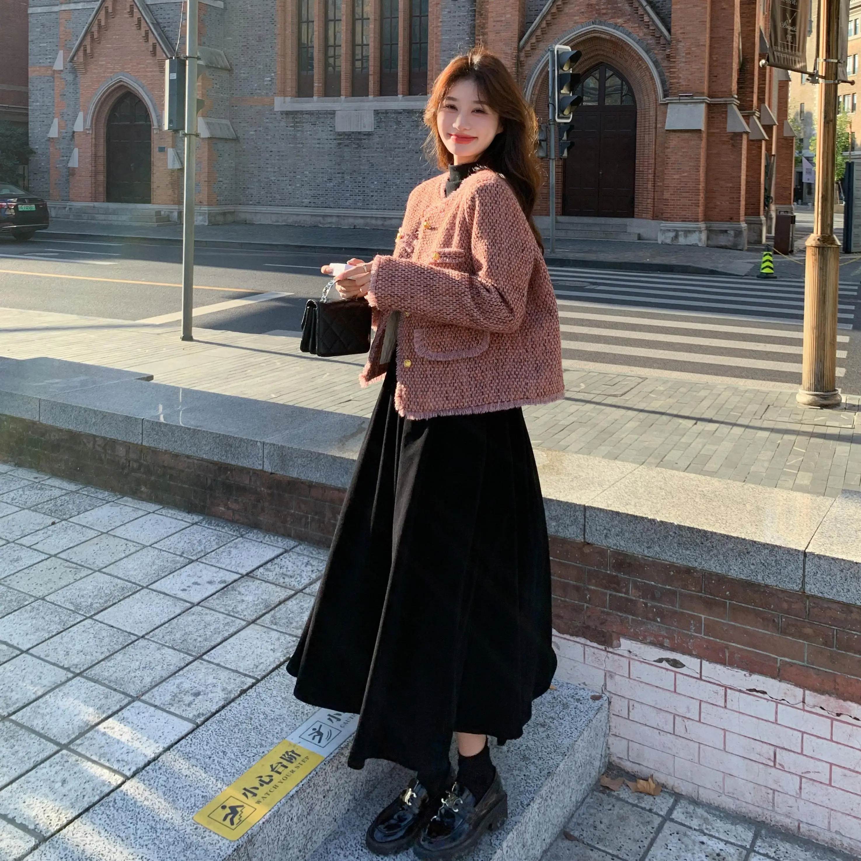 秋のスタイリッシュな女性用コートと黒いドレスセット：10月に早めに購入すべきポイント