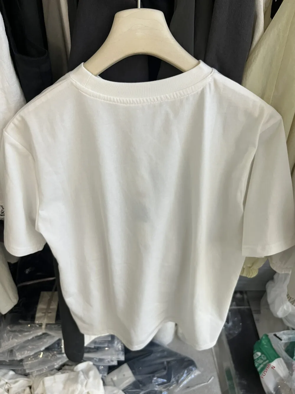 通勤用Tシャツはどう選ぶ？韓国風カートゥーンデザインが今、オフィスカジュアルの新潮流を変える