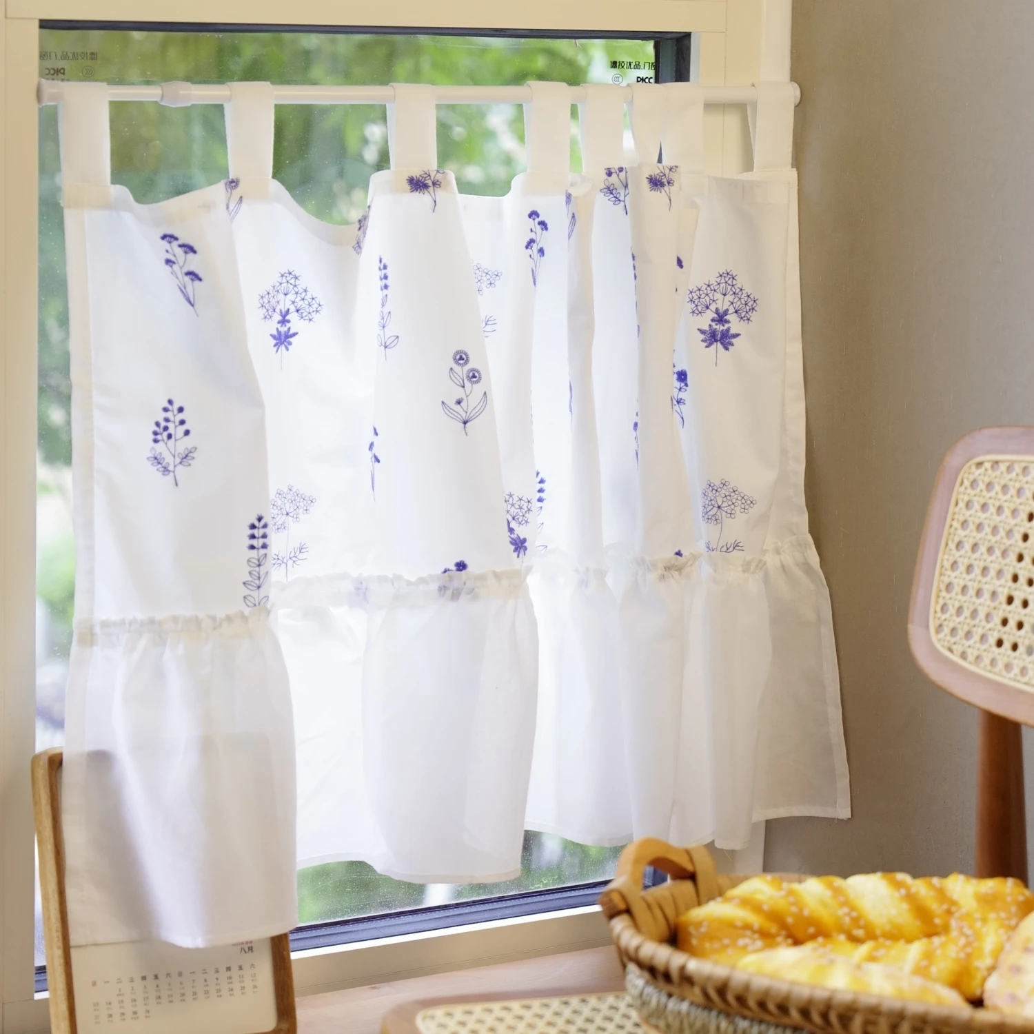 エスニックカーテンを選ぶべきタイミングは？法式レトロ刺繍がもたらす、暮らしの温もりとは