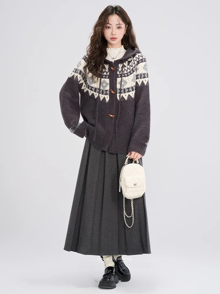 北海道の冬を彩る、日常の一枚が変わる「日系フェアアイルニットダッフルコート」とスカートのセットアップは？