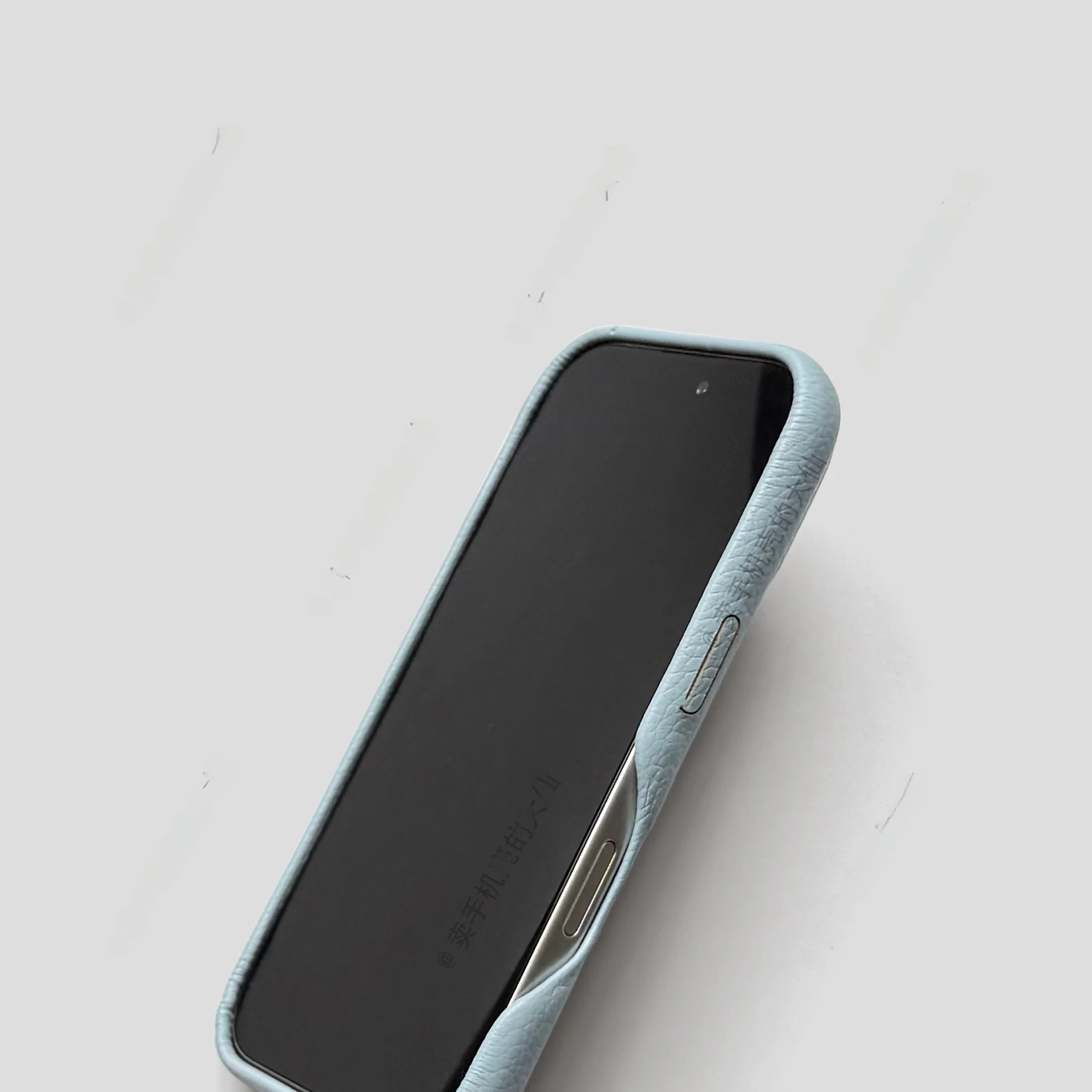 iPhone SE ケース 100均 キャンドゥ どちらが安心？柔らかなブルーの手作りケースで見つけた、日常の小さな幸せとは？