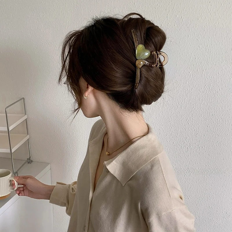 こめかみコリコリに悩むあなたに、今すぐ使えるヘアアクセサリーは？