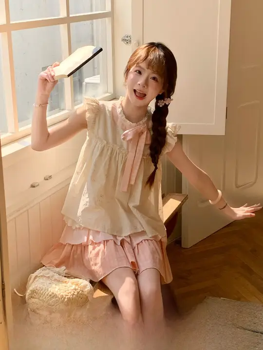 夏にぴったりな美しいフレアスリーブトップスとピンクの切り替えスカート（セットアップ対応）