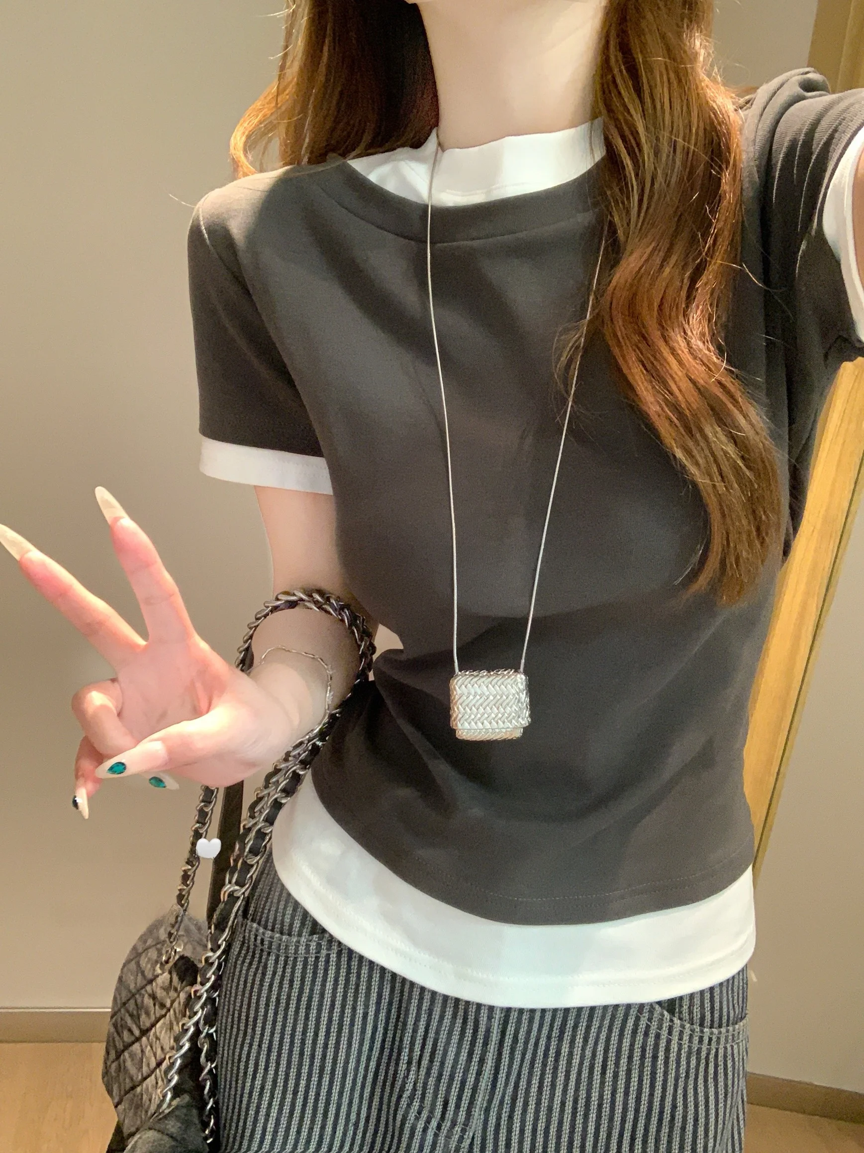 バイカラー風デザインの短袖Tシャツ：重ね着コーデで通勤・春夏に最適なシンプルトップ