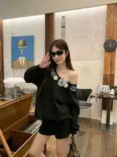 秋季にぴったりな立体花デザインのゆったりフィット長袖トップス【斜め肩デザイン・女性用】