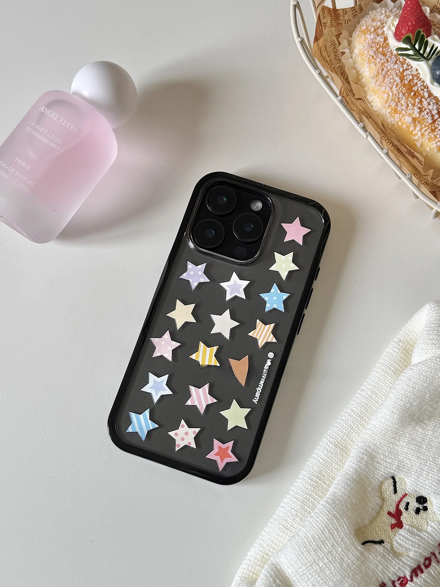 スマホケース デコレーション はどんな風に使えるか？星空イラストが心を癒すマグネット式ケースのリアルな使い方