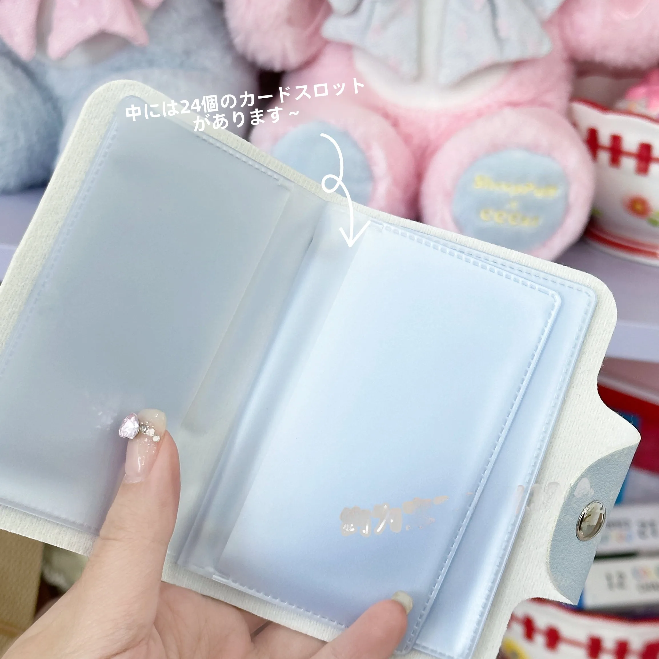 昭和風デザインのカードケース：水色の少女向け収納ケースの実用性とデザイン特徴