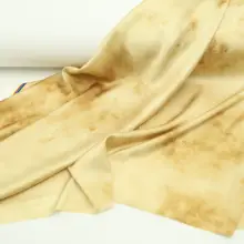 軽やかで落ち感のある漢服・旗袍用生地【ジンイエ色とキャラメル色の不規則なぼかし・麻糸とサテン混合】
