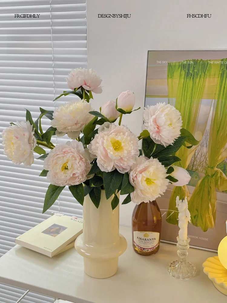 北欧風のテーブルに置くだけで、心が軽くなる——欧風3頭長枝の造花は、どんな選び方で使うべきか？