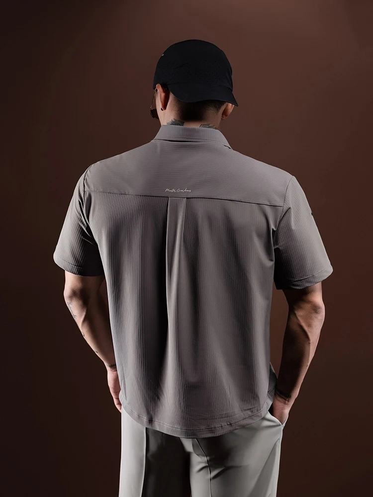 Monster Guardians クール感のある古巴風Tシャツ：かっこいいシルエット男に最適なスポーツカジュアルスタイル