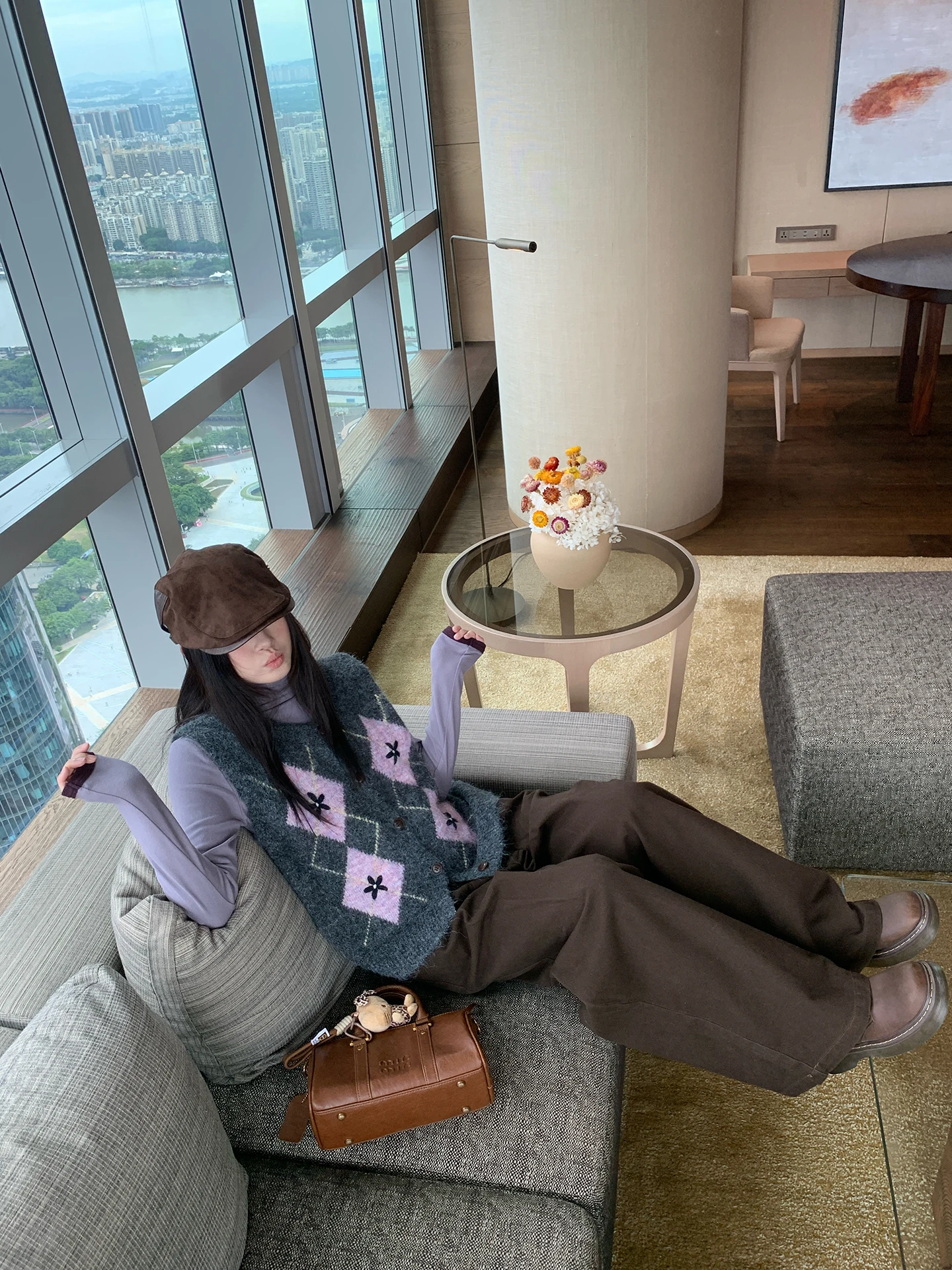 レトロカラーブラウンのタック入りパンツ：ハイウエスト・ゆったりスタイルの実用性と着用シーン