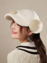 羊羔绒製の刺繍入り秋冬用キャップ【可愛いデザイン・ファー付き】