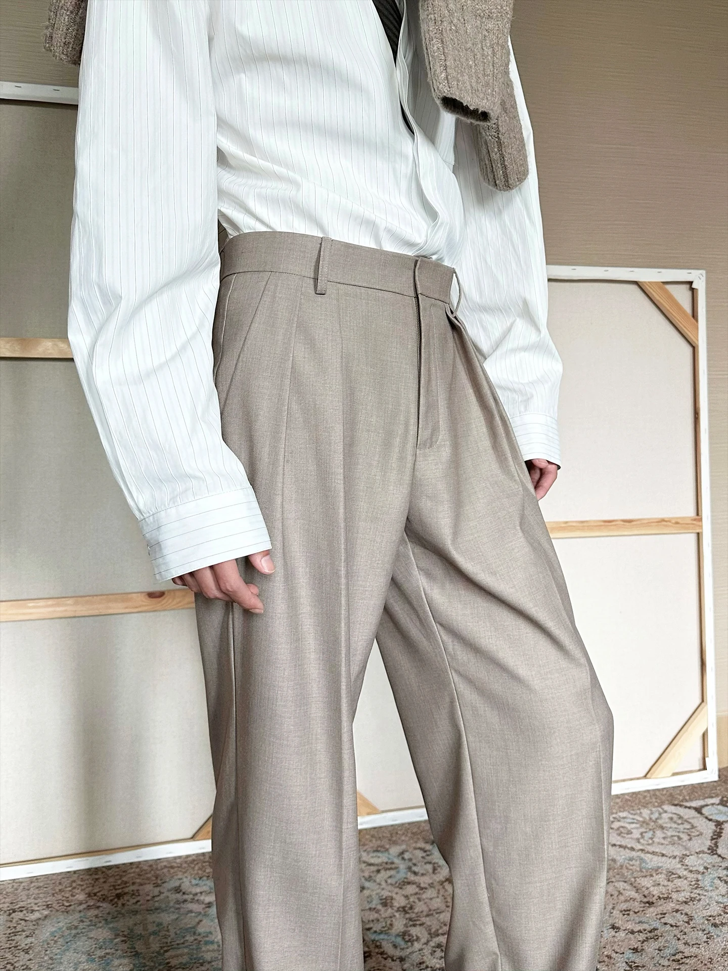 クラシックデザインのテーパードパンツ：抗シワ・ビジネスシーン対応の選定ガイド