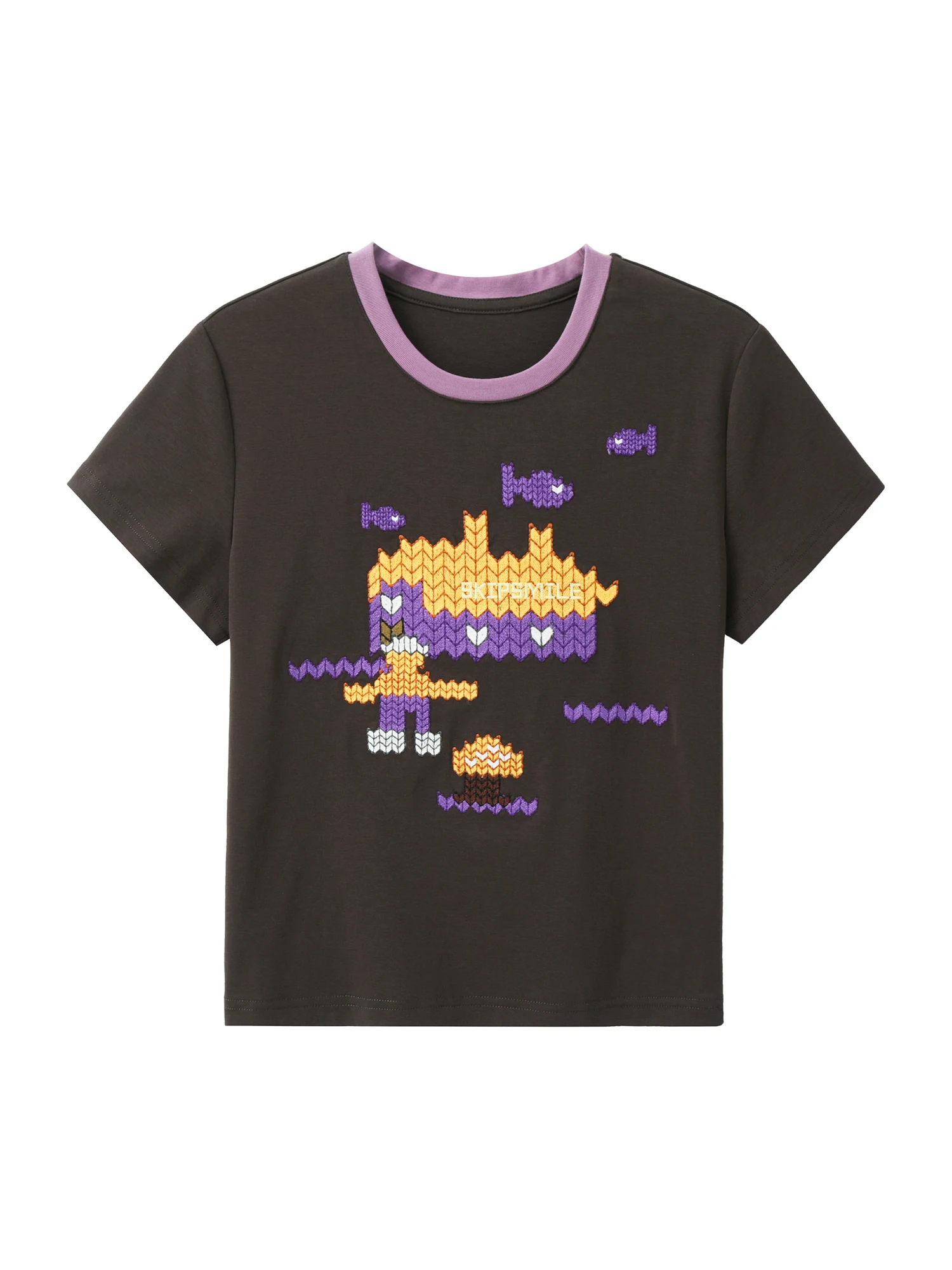 ユニークな刺繍が魅力の丸首Tシャツ：通勤風のシンプルデザインと夏の着用シーン