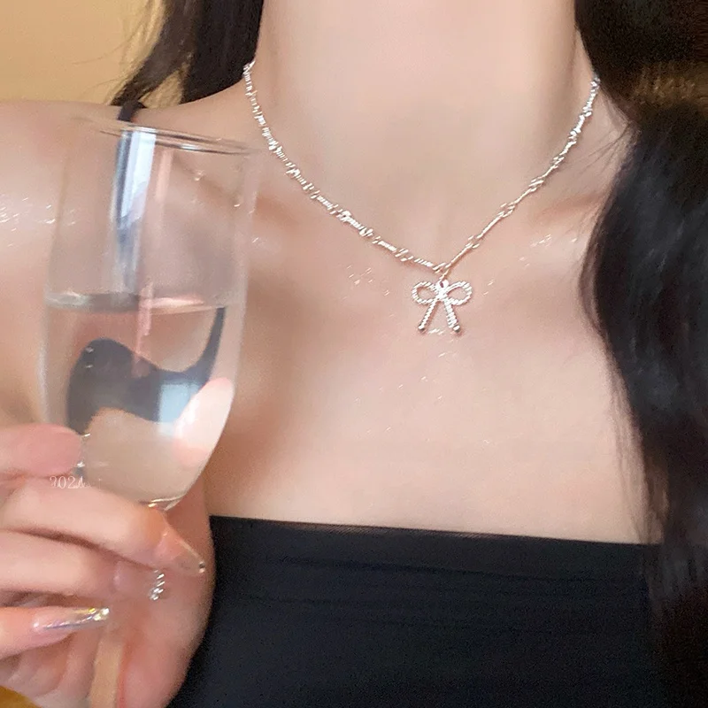 リボンデザインのネックレス：高校生女性向けシンプルエレガントスタイルの実用性解析