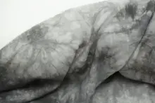 極上の柔らかさの黒灰色不規則草木染染めリネン混天絲生地【シャツ・漢服用】
