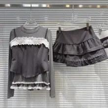 ストリートスタイル！フリルデザインTシャツと魚骨キャミソール、フレアスカートの3点コーデ（セットアップ対応）