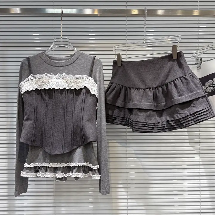ストリートスタイル！フリルデザインTシャツと魚骨キャミソール、フレアスカートの3点コーデ（セットアップ対応）