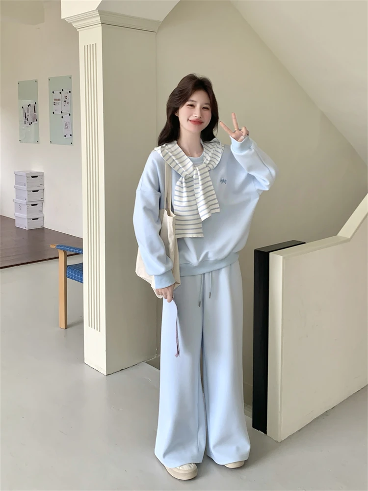 バイカラーストライプ刺繍スウェットシャツとフレアパンツのセットアップ：かわいいテニスウェアとしての機能性と着心地の実証