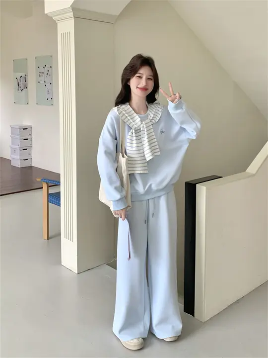 バイカラーストライプ刺繍スウェットシャツとフレアパンツのセットアップ（セットアップ対応）