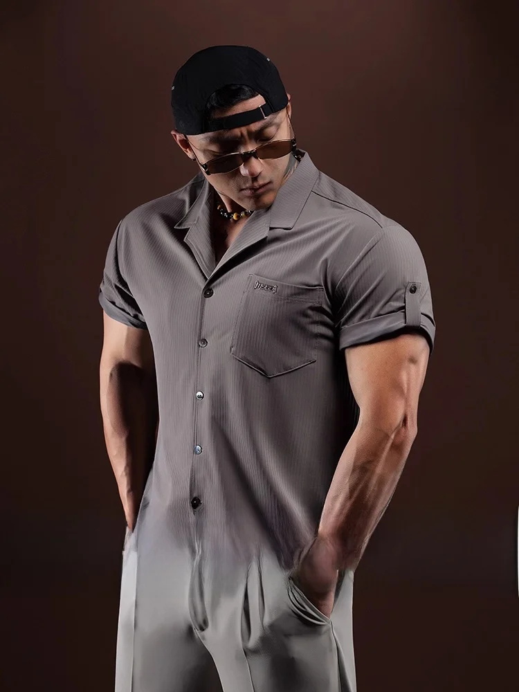 Monster Guardians クール感のある古巴風Tシャツ：かっこいいシルエット男に最適なスポーツカジュアルスタイル