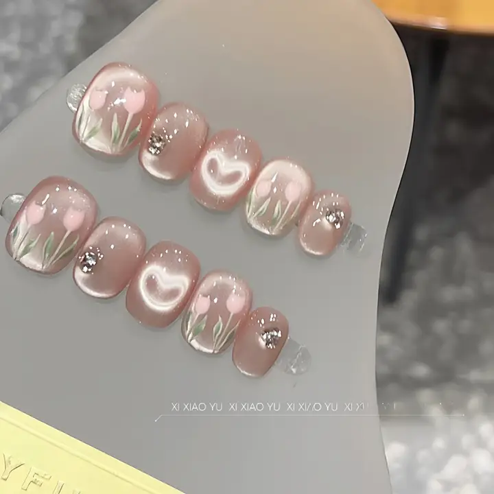 手描きチューリップデザインのキャットアイネイル【純手作り・春夏向け・美白効果】