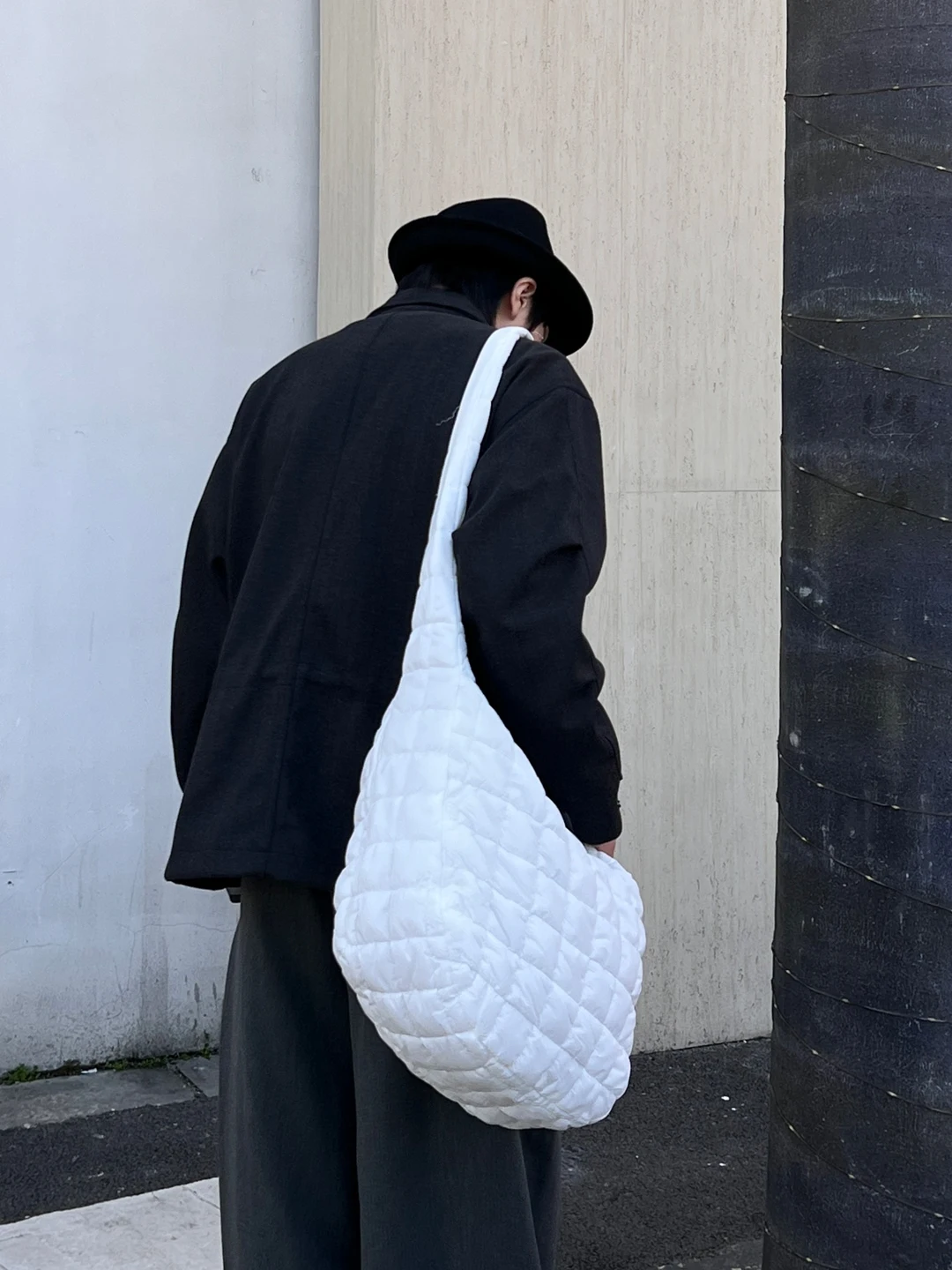 大容量クラウドトートバッグ：男女兼用の軽量カジュアルスタイルで日常持ち運びを実現
