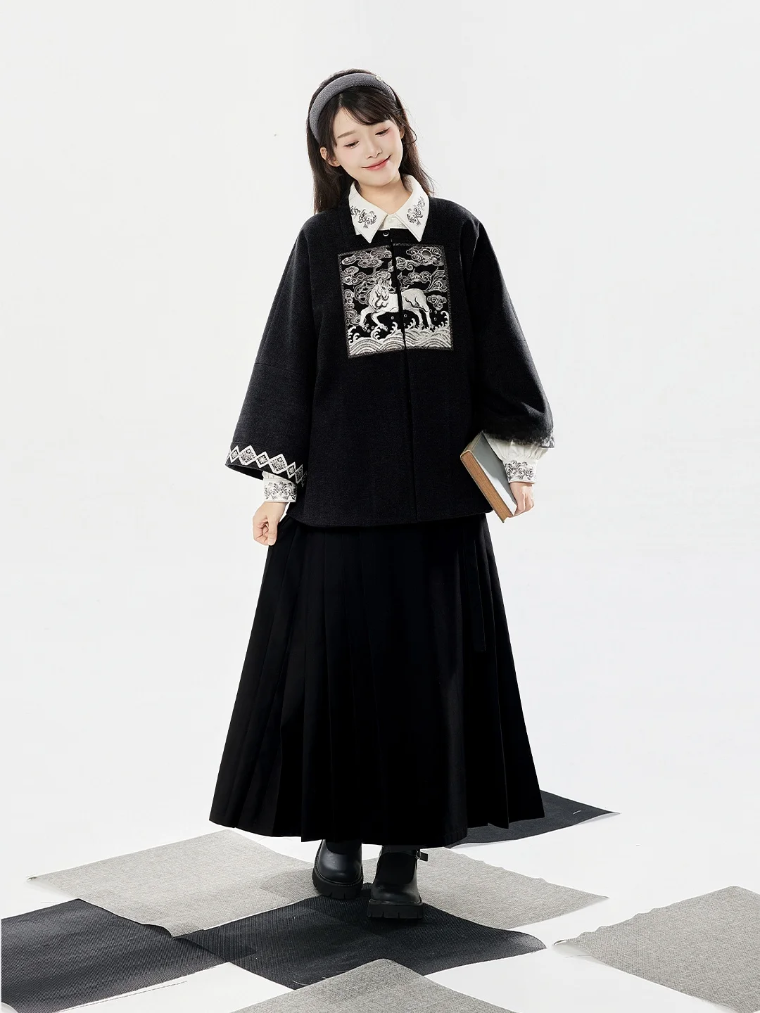 漢風刺繍入り方襟外套と馬面スカート：冬期の伝統スタイルが実用性を備えた3点セット